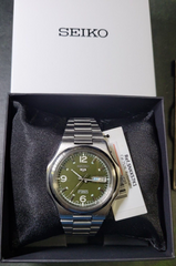 Seiko SNKK57K1 Automatic Men’s Watch – Stainless Steel, Green Dial, Day-Date Display